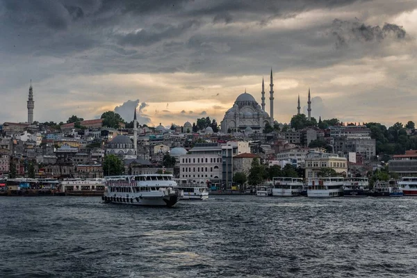 Krásný Záběr Město Istambul Hlavní Město Turecka Přes Řeku — Stock fotografie