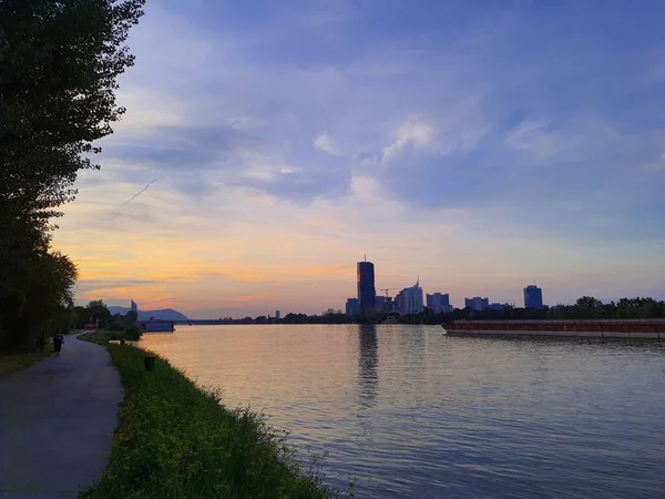 Pemandangan Indah Dari Matahari Terbenam Atas Kota Sebelah Sungai — Stok Foto