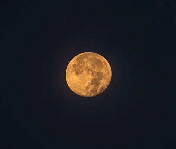 Una Luna Llena Dorada Contra Cielo Negro Nocturno — Foto de Stock