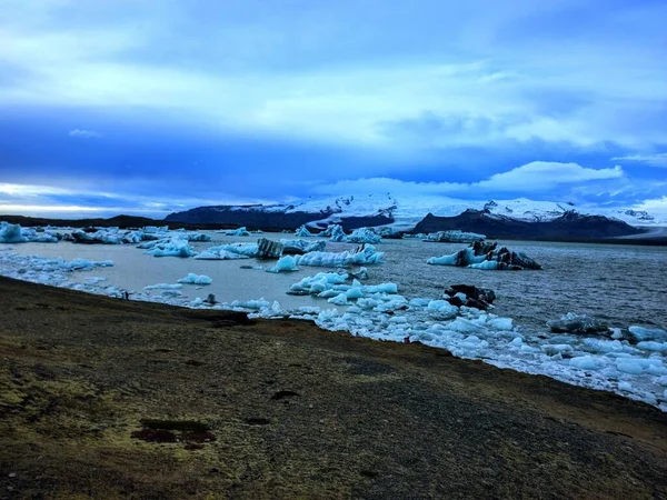 Olvadó Gleccserek Óceánban Felhős Alatt — Stock Fotó