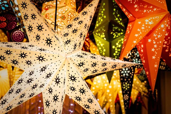 Detailní Pohled Barevné Hvězdy Svítí Zatímco Visí Vánočním Trhu — Stock fotografie
