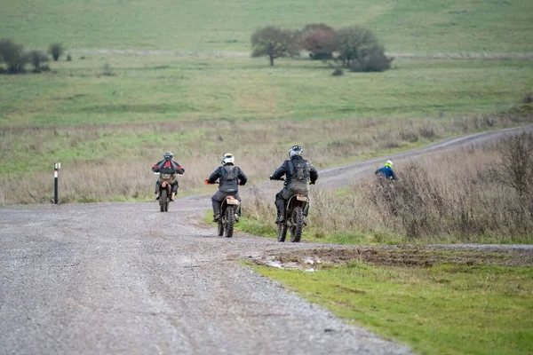 Zadní Pohled Skupinu Cyklistů Jedoucích Terénních Kolech Kamenné Stezce — Stock fotografie