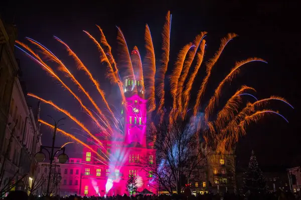 Fogos Artifício Belos Festivos Ano Novo Sobre Prefeitura Prostejov Noite — Fotografia de Stock