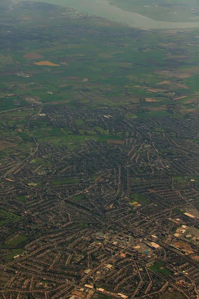 从飞机上拍摄的白天绿色田野 建筑物和道路的垂直航拍 — 图库照片