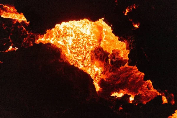 夜间火山喷发的鸟瞰图 — 图库照片
