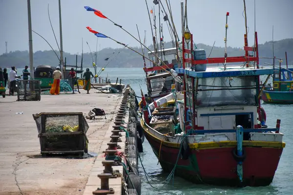 Puerto Con Barcos Pesca Estacionados Cielo Azul Fondo —  Fotos de Stock