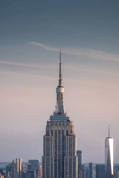 Een Verticaal Uitzicht Een Enorme Wolkenkrabber Manhattan Island New York — Stockfoto