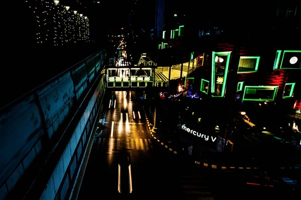 Wysokokątne Ujęcie Ulic Bangkoku Oświetlane Neonowymi Światłami Nocy — Zdjęcie stockowe