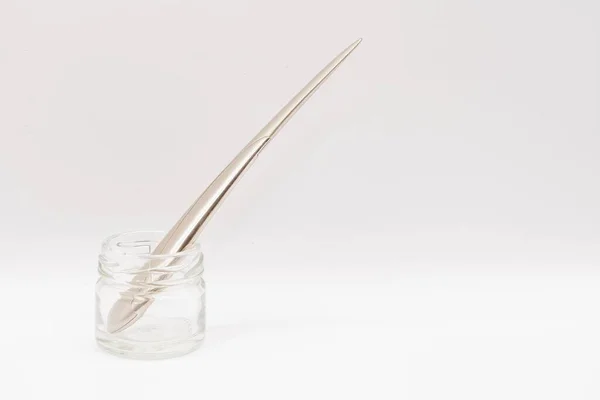 透明なガラス瓶に直立した光沢のあるクロムメッキのスチールナイフの手紙のオープナー — ストック写真