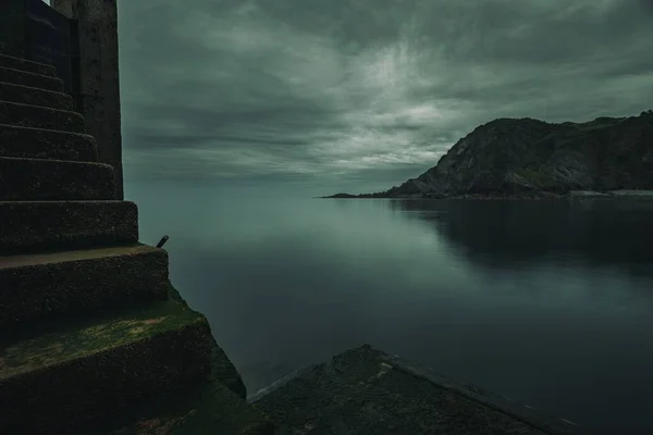 Ett Mystiskt Dystert Landskap Havet Och Steniga Berg Bakgrunden Molnig — Stockfoto