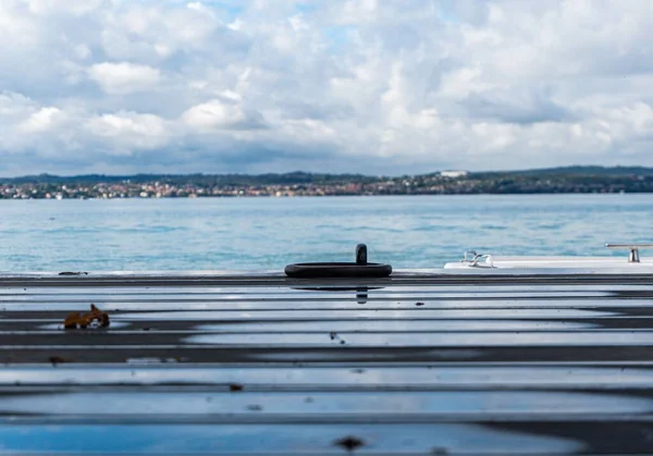 Mavi Deniz Kıyısında Mavi Bir Rıhtım Ufukta Bulutlu Bir Kıyı — Stok fotoğraf