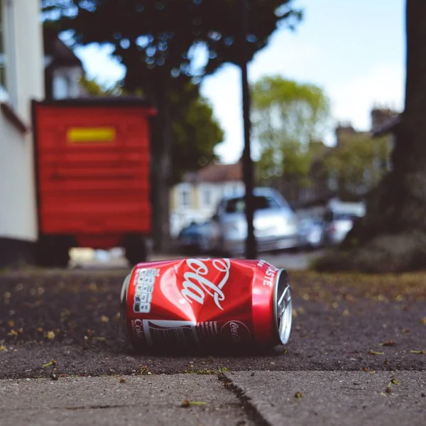 Eine Nahaufnahme Einer Alten Roten Coca Cola Dose Die Auf — Stockfoto