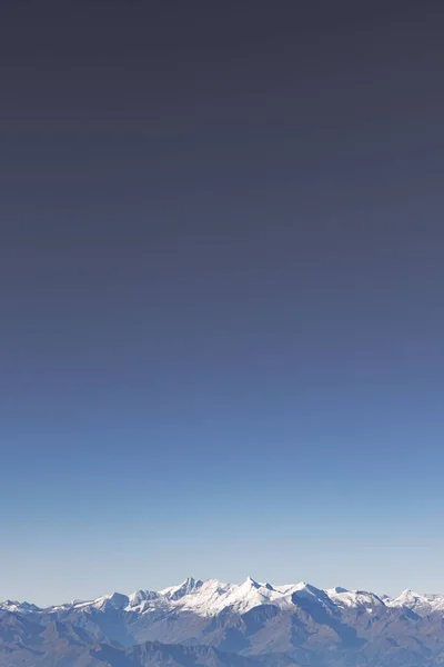 Вертикальний Знімок Красивих Гір Взимку — стокове фото