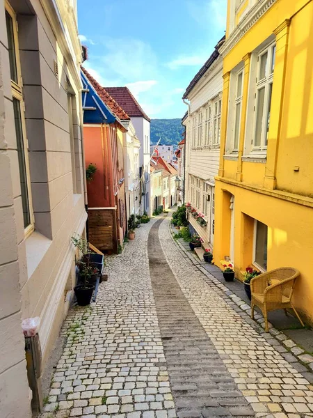 Uma Bela Vista Uma Rua Estreita Com Edifícios Coloridos Bergen — Fotografia de Stock