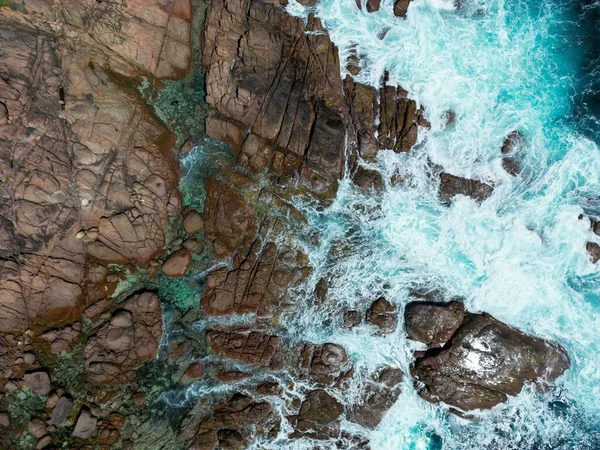 Vedere Aeriană Asupra Coastei Pietre Valuri Albastre Ale Oceanului Lumina — Fotografie, imagine de stoc