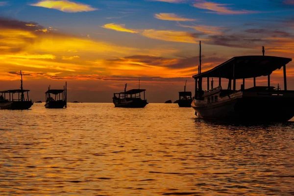 Krásný Západ Slunce Nad Mořem Čluny Blízkosti Belitung Island Indonésie — Stock fotografie