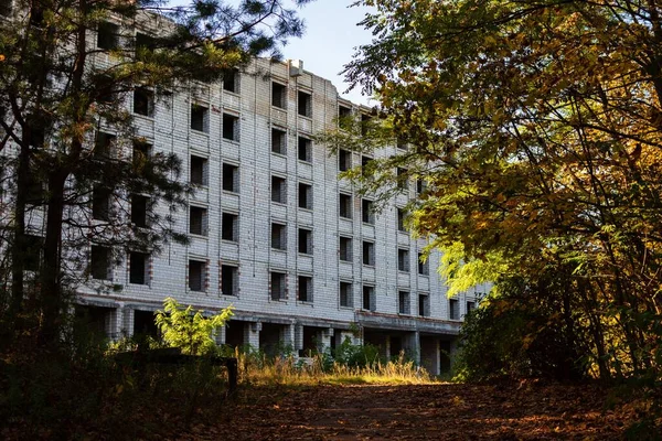 Вид Заброшенное Здание Лесу Осенью Гомеле — стоковое фото