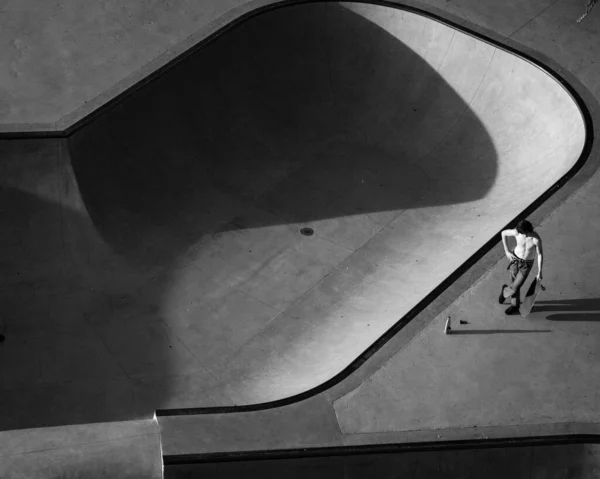 在德克萨斯州奥斯汀市 一名滑雪者正在滑板公园等待滑板的无人驾驶飞机灰度镜头 — 图库照片