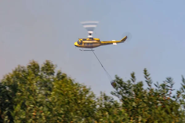 Egy Tűzoltó Helikopter Eloltja Tüzet — Stock Fotó