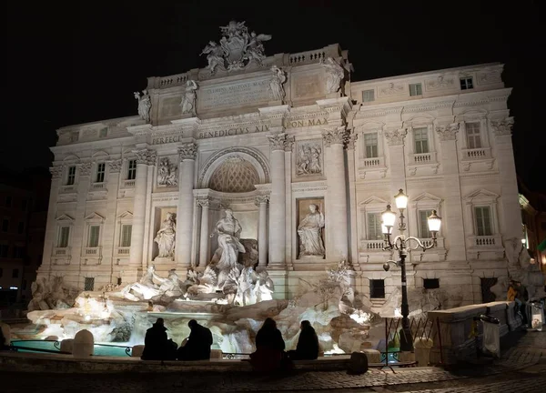 Piękna Fontanna Trevi Rzeźbami Rzeźbami Rzymie Nocy — Zdjęcie stockowe