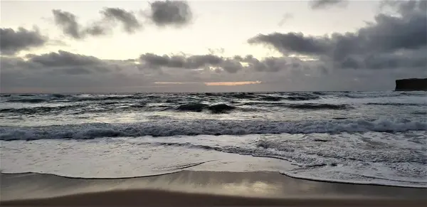 Панорамный Снимок Пенных Волн Разбивающихся Песчаном Побережье Океана Облачный День — стоковое фото