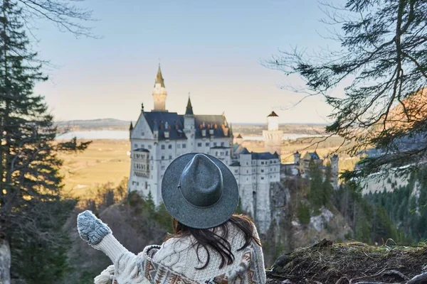 Женщина Туристка Серой Шляпе Любующаяся Замком Нойшванштайн Германии Холма — стоковое фото