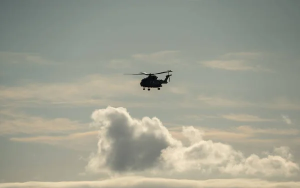 昼間の飛行中の大規模な暗い灰色の軍隊の輸送ヘリコプター — ストック写真