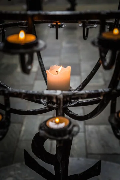 Eine Vertikale Nahaufnahme Brennender Kerzen Der Kirche Hallgrimskirkja Reykjavik Island — Stockfoto