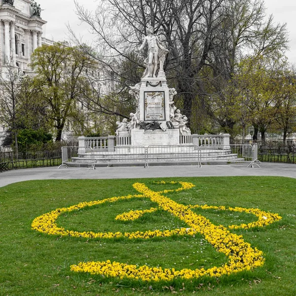Mozart Stone Monument Lawn Sol Sign Designed Yellow Flowers Burggarten — Stock Photo, Image