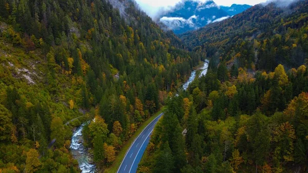 Μια Όμορφη Θέα Ενός Ευρωπαϊκού Αυτοκινητόδρομου Φθινόπωρο Από Ένα Ρυάκι — Φωτογραφία Αρχείου