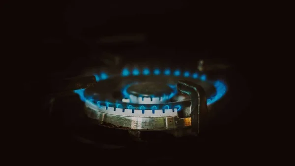 Крупный План Коммутируемой Газовой Плиты Приготовления Пищи Кухне Темный Фон — стоковое фото