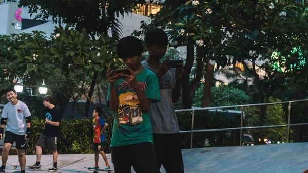 Twee Jongens Spelen Vide Games Met Hun Smartphones Straten Van — Stockfoto