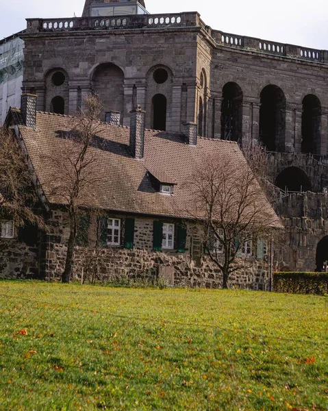 德国卡塞尔市威廉姆休赫城堡公园大力士纪念碑下部垂直拍摄 — 图库照片