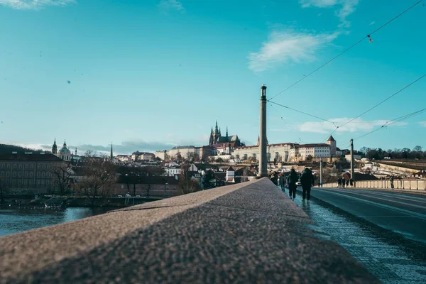 Die Menschen Auf Der Manes Brücke Prag Tschechien Unter Blauem — Stockfoto