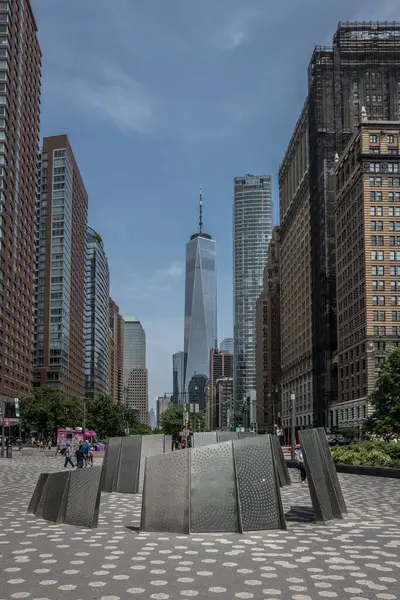 World Trade Center Oglądane Między Budynkami Przy Ruchliwej Ulicy Battery — Zdjęcie stockowe