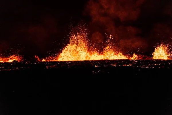 Uma Vista Aérea Erupção Vulcânica Noite — Fotografia de Stock