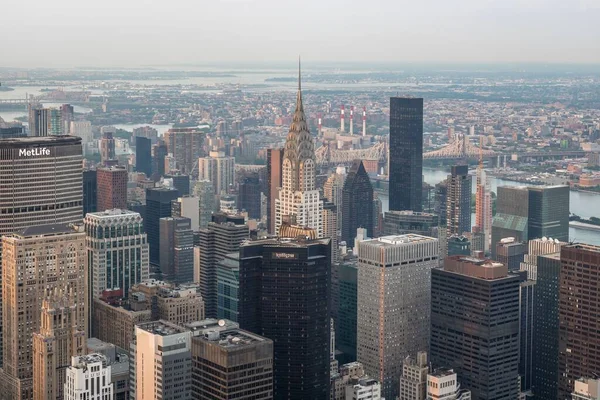 在纽约的曼哈顿岛上 在白天 许多摩天大楼相邻的水平照片 — 图库照片
