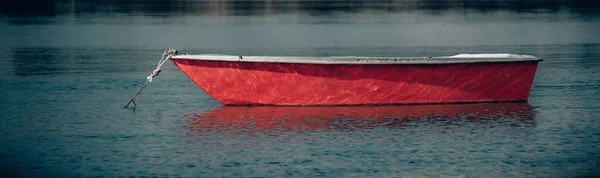 Панорамный Снимок Красного Катера Озере Крупным Планом — стоковое фото
