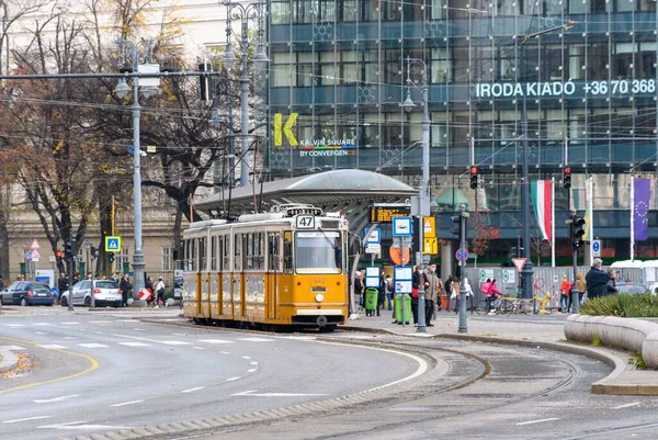 Толпа Ждет Трамвай Площади Кэлвина — стоковое фото