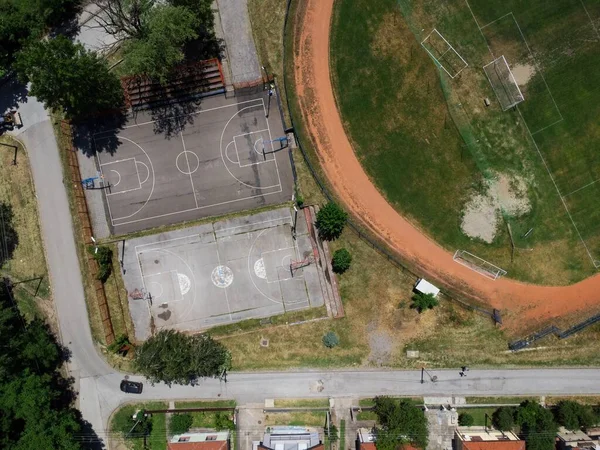 塞尔维亚瓦列沃一个足球场和一个篮球场的鸟瞰图 — 图库照片