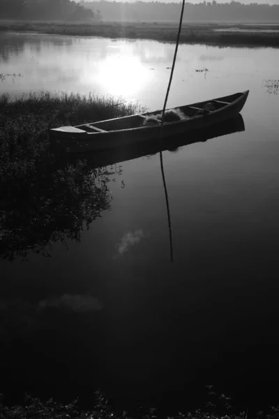 湖中一艘船的黑白照片 — 图库照片