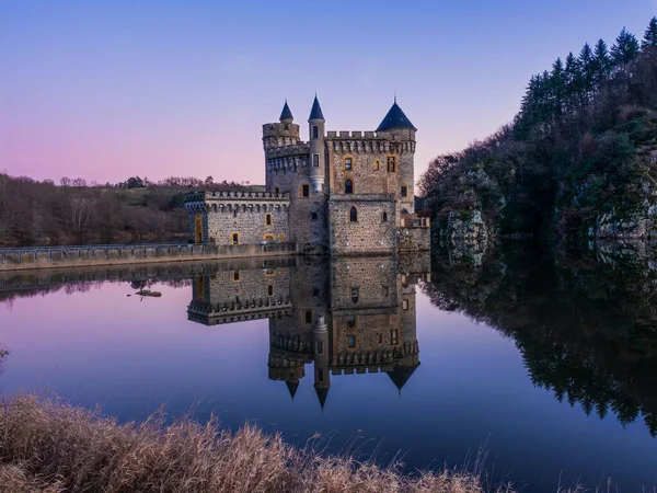 Замок Шато Рош Сен Приест Рош Франция Отражается Воде Закате — стоковое фото