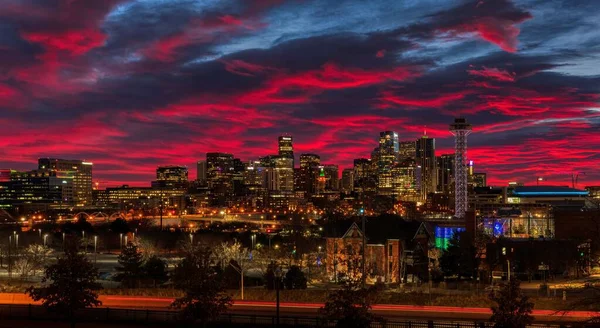 Denver Şehir Manzarasının Büyüleyici Bir Görüntüsü Gün Batımında Mor Pembe — Stok fotoğraf
