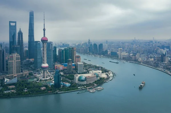 上海の湖近くの近代建築物の空中写真 — ストック写真