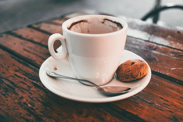 Vista Perto Uma Xícara Café Vazia Com Biscoito Lado Sobre — Fotografia de Stock