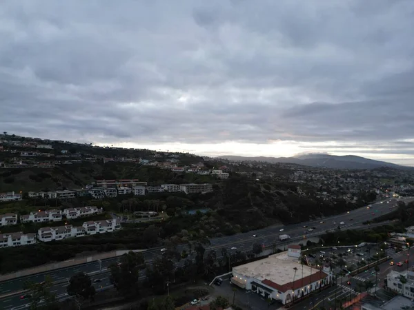 Şehir Evleri Yeşil Alanlar Ufuktaki Fırtınalı Bulutlu Gökyüzü — Stok fotoğraf