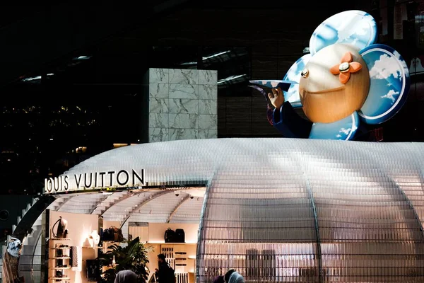Citra Kontras Yang Tinggi Dari Toko Louis Vuitton Bandara Doha — Stok Foto