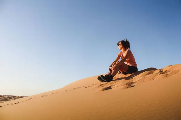 Кавказька Жінка Сидить Піску Пустелі — стокове фото