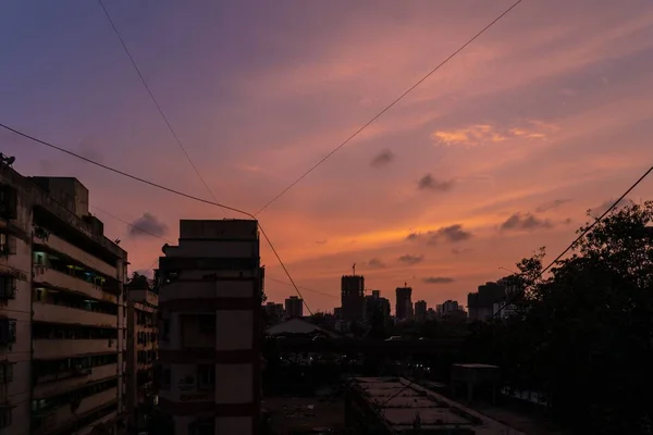 Pembe Gökyüzünün Altında Günbatımında Modern Binaların Olduğu Bir Şehrin Yakın — Stok fotoğraf