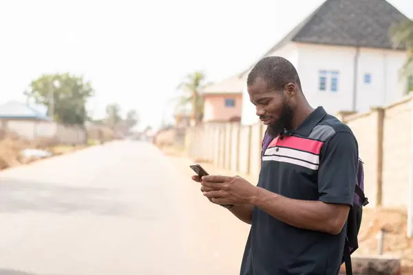 Afričan Používá Svůj Telefon Venku — Stock fotografie